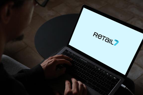 /assets/images/pressmaterial/retail7-pressmaterial-laptop.jpg